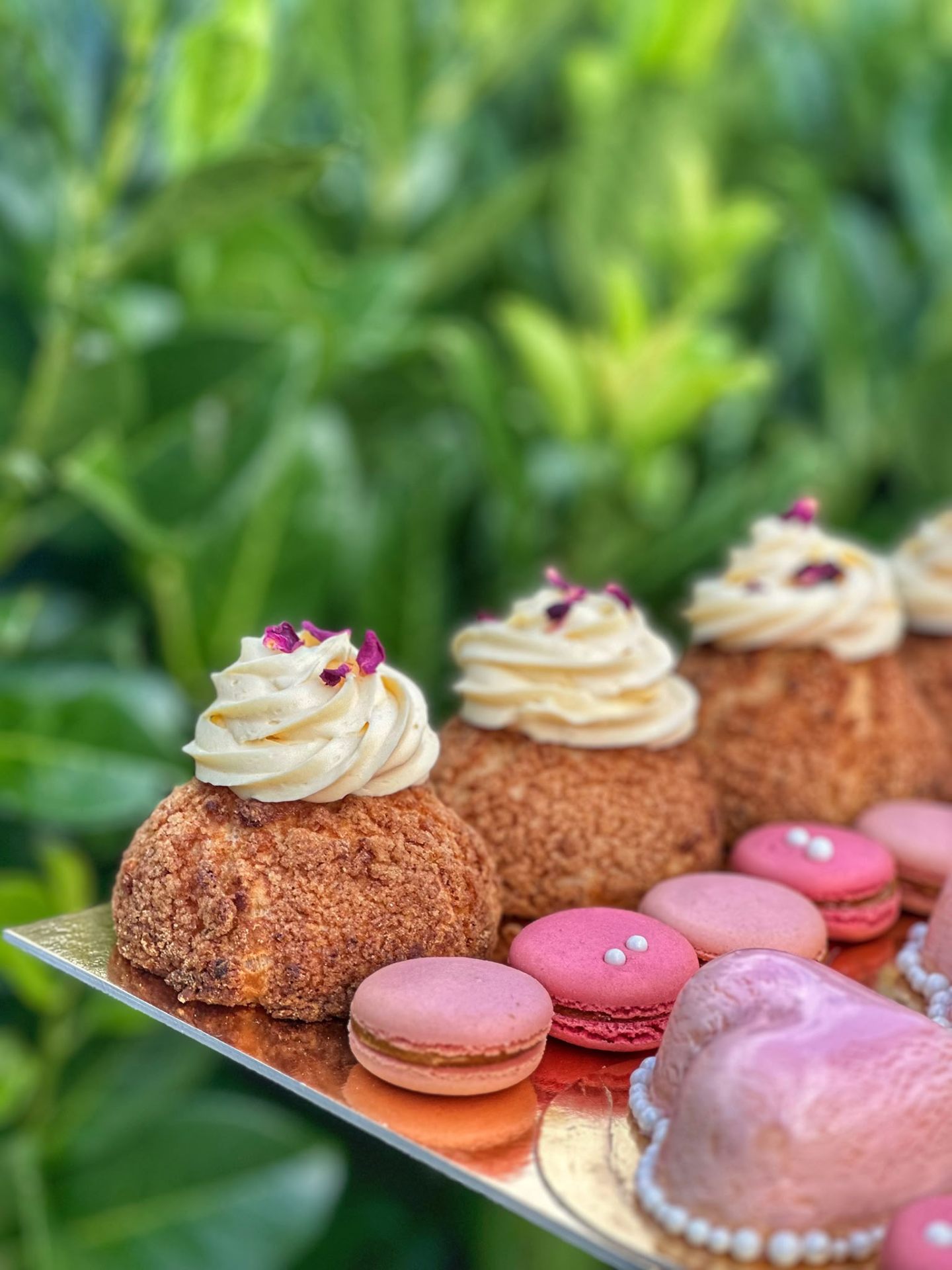 Kolači s kremom, macaronsi i mousse deserti