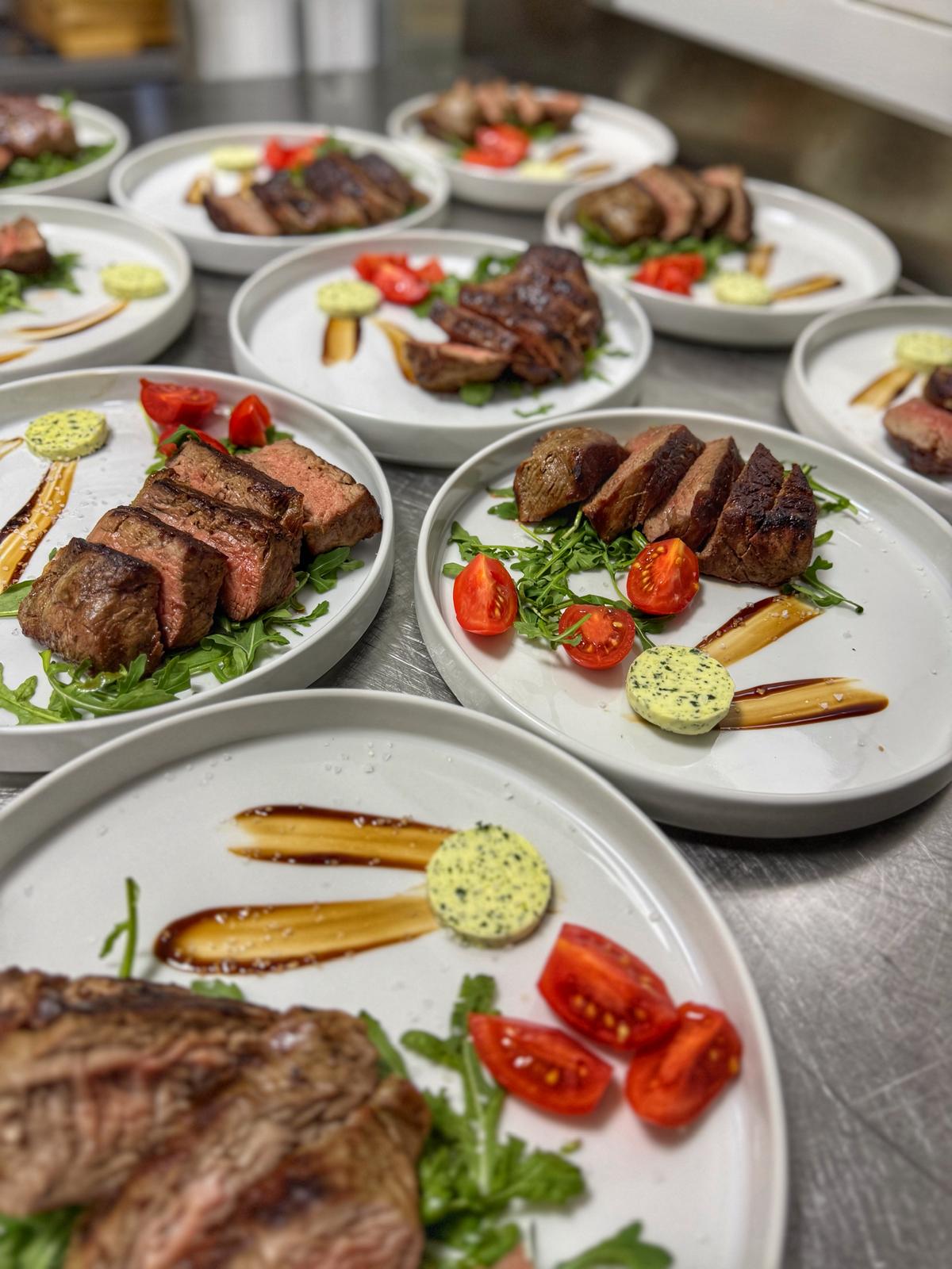 Servirani steakovi na tanjurima